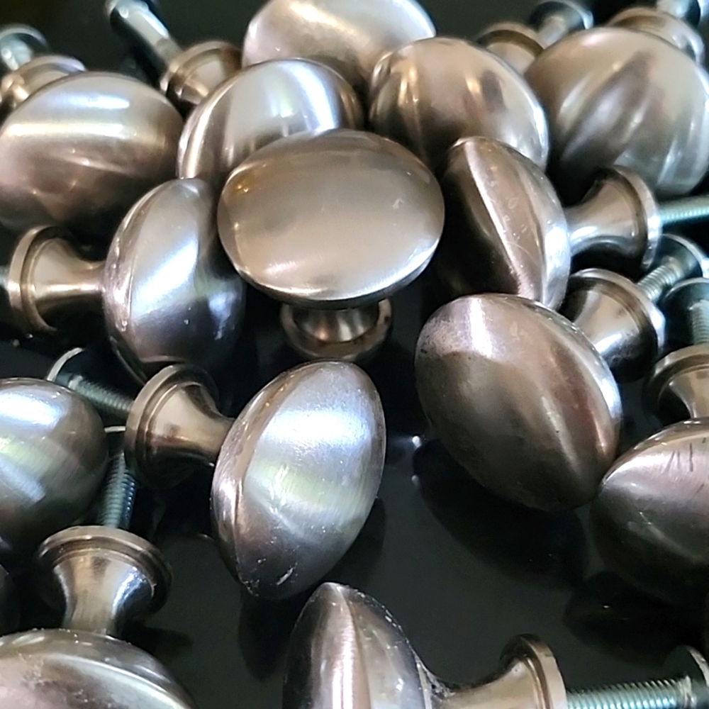 Cabinet knobs (1-1/8" dia. Brushed nickel)